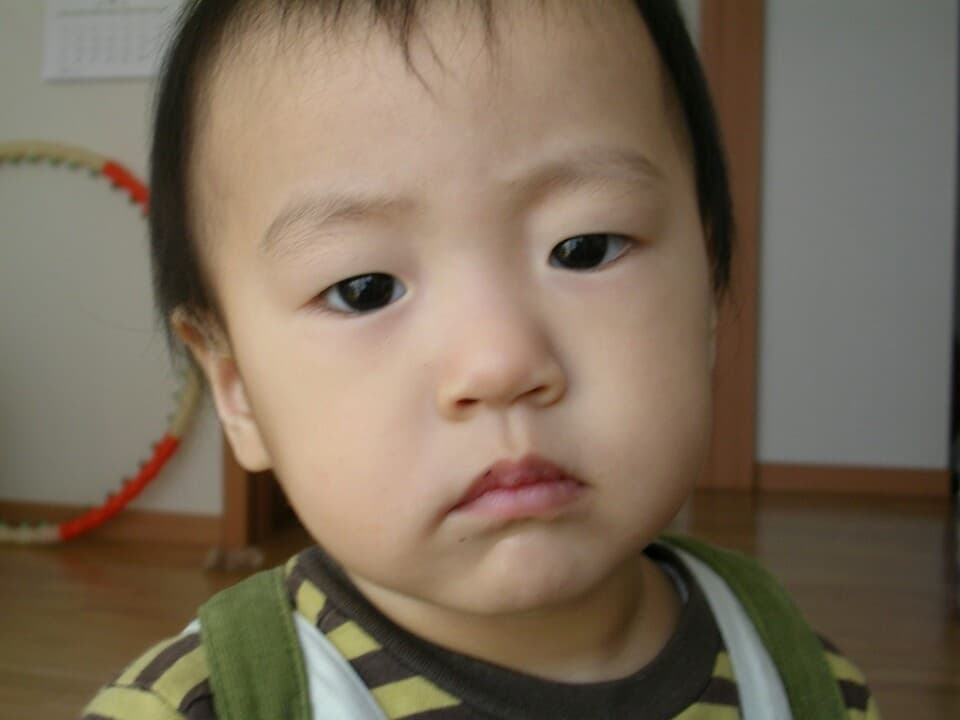 줄무늬 상의를 입은 어린 시절의 여준수