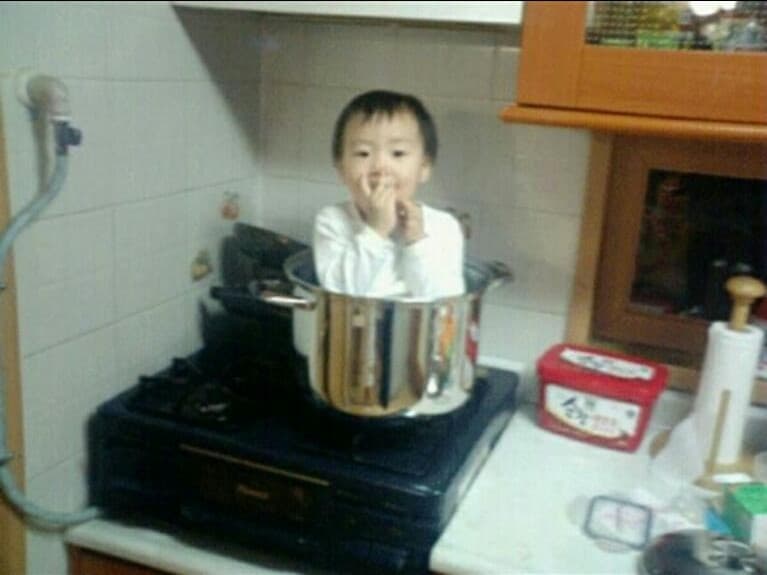 주방 큰 냄비 안에 들어가 있는 유아기 여준수