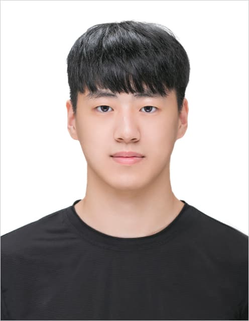 검정 티셔츠를 입고 정면을 응시하는 19세의 여준수